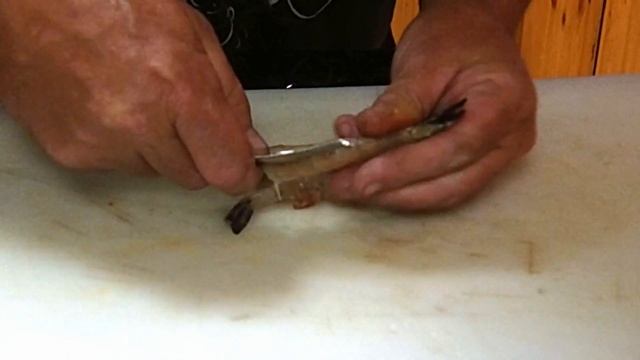 How to peel and De-vein shrimp with the Easy fork method. смотреть онлайн