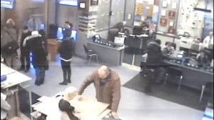 Женщина писает в торговом зале у всех на виду