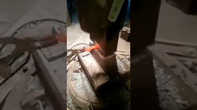 Изготовление чупа-чупса! Ха ха ха. Шутка. Ковка языка для колокола. Колокольный завод "Пятков и К". смотреть онлайн