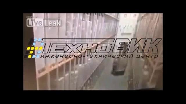 Обрушение стеллажей на складе в США смотреть онлайн