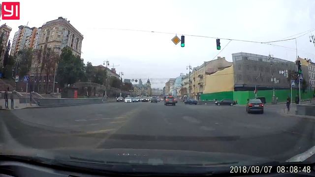 В Киеве Toyota нарушила правила и проехал на запрещающий сигнал светофора смотреть онлайн