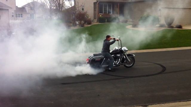 Harley Road King Harley Burnout 1 of 2 смотреть онлайн