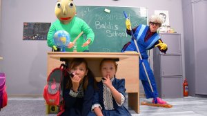 БАЛДИ в НАСТОЯЩЕЙ ШКОЛЕ! Пытаемся ВЫЖИТЬ в ШкОлЕ! ОЦЕНКИ ЗА ПРАНКИ в школе!