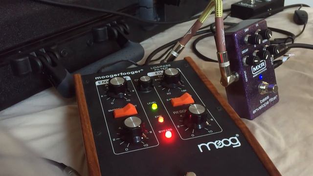 Moog Moogerfooger MF-101 vs. MXR M82 - Envelope Filter Review for Bass Guitar - With Direct Audio! смотреть онлайн