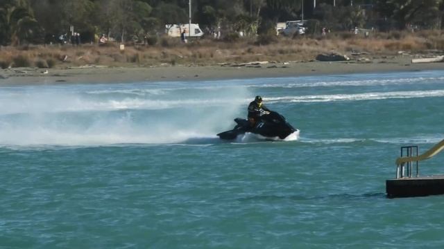 JET SKI CAROLINE BAY смотреть онлайн