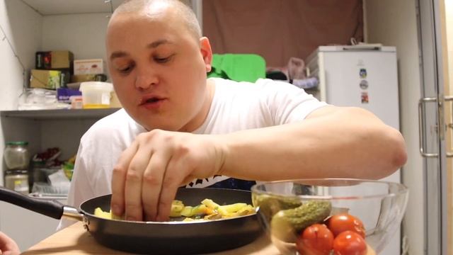 МУКБАНГ MUKBANG Жареная картошечка с солениями