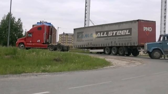 У Фуры при повороте оторвало полуприцеп. Югорск, ПММК-5, 24.06.2013.г смотреть онлайн