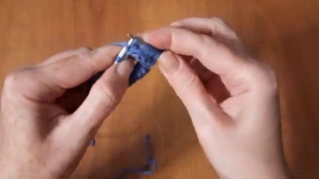 ДЕТСКАЯ ШАПОЧКА - ЛУКОВКА ДЛЯ ТОРОПЫЖКИ (Клуб 28 петель)// Children's hat with knitting needles. смотреть онлайн