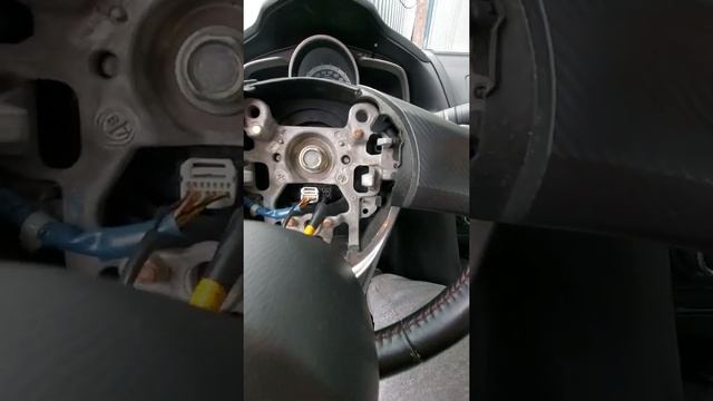 как снять подушку безопасности руля Mazda 3 за 2 минута??? Если это видео помог тебе подпишись плиз смотреть онлайн