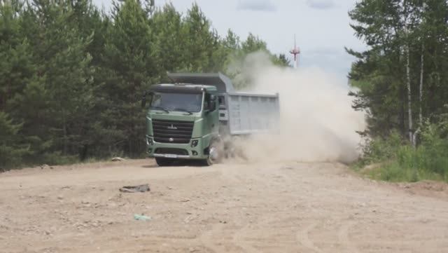 Новый самосвал МАЗ прет по проселку как тепловоз