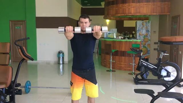 Махи гантелей перед собой. смотреть онлайн