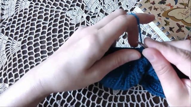 Чепчик спицами 0-3 месяца, жемчужная резинка смотреть онлайн