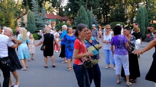 Горит калины цвет Танцы в парке Горького Харьков Август 2021 смотреть онлайн