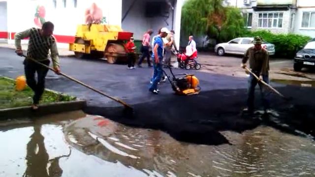 Брянск. Кладут асфальт в ливень смотреть онлайн
