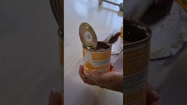 молочный коктель. мороженое, молоко, сыр и вареная сгущенка смотреть онлайн