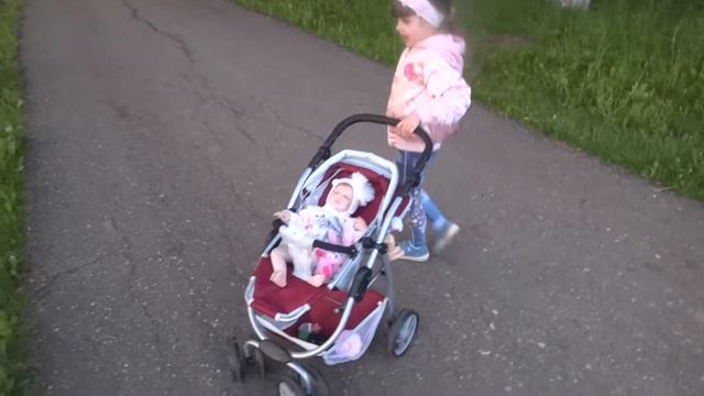 VLOG Девочка катает реборна на коляске по парку смотреть онлайн