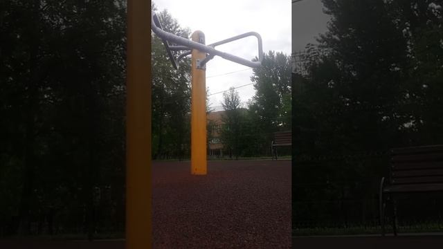 Растяжки на перекладинах плюс удар ногами ножницами в прыжке смотреть онлайн