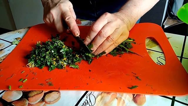 Витаминный салат из одуванчиков, крапивы и мать-и-мачехи и VLOG первые цветы на даче смотреть онлайн