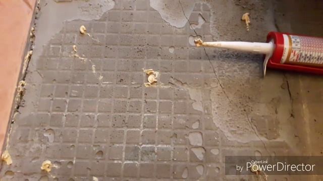 От пола отошла плитка. Клеим её с помощью клея. смотреть онлайн