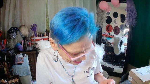 Ann's Amazing Adventures Ipsy vs Look Fantastic смотреть онлайн