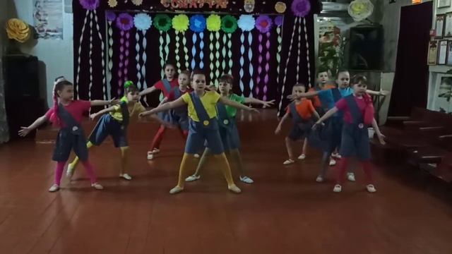 Танец "Точка,точка, запятая" Хореографический коллектив "Ровесники" смотреть онлайн