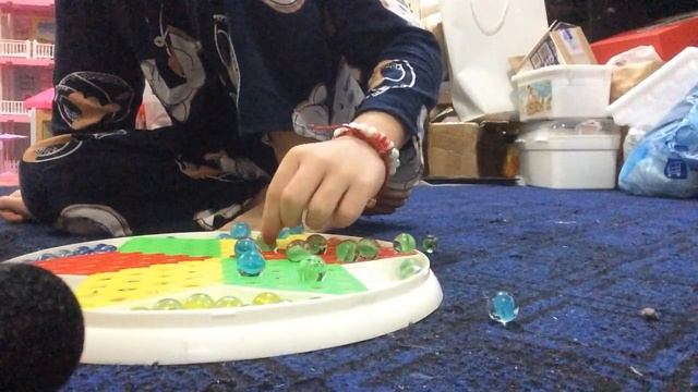 How to play a marbles game with 6,5,4,3,2, and 1 peoples. смотреть онлайн