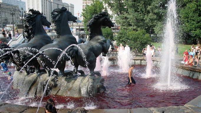 Красные фонтаны в день ВДВ. смотреть онлайн