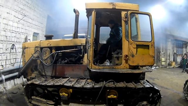 Бульдозер ПАРОВАРКА Запуска двигателя на Т 130 смотреть онлайн