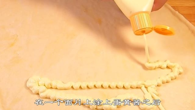 蒜香面包的简单做法！不用烤箱，不用揉面，用平底锅和新鲜蒜苗再加蛋黄酱来简单制作蒜香大包子，也可称为蒜香大饼，外皮酥脆，内心蓬松，蛋香蒜香，越嚼越香，越嚼越能强烈感受到春天的勃勃生机 смотреть онлайн
