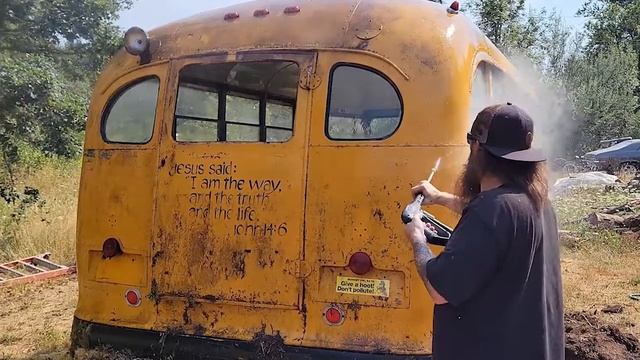 Как Сохранился Брошенный В Лесу Автобус Спустя 25 Лет?! Еле отмыли... смотреть онлайн