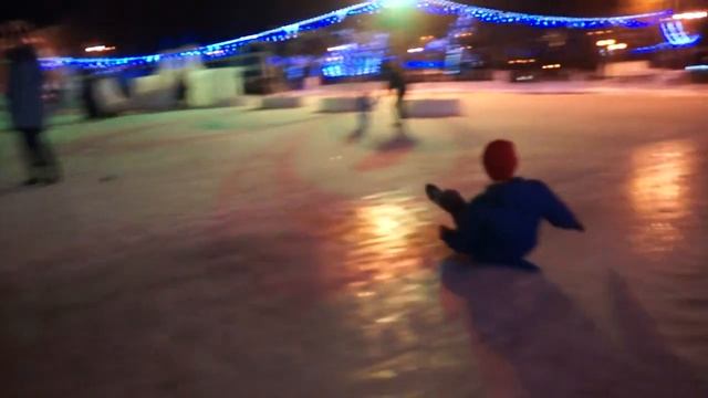 24.12.2015. Киров,Театральная площадь,первые покатушки с горки после потепления смотреть онлайн