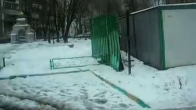 Московский дворик. Весенний снегопад. Snowfall in Moscow. Corgi Arti смотреть онлайн