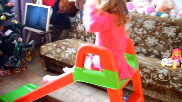 Свинка Пеппа и ее друзья катаются с настоящей горки !!! Playing with Peppa Pig and her friends смотреть онлайн