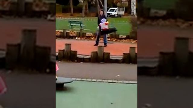 ТРОЙНЯШКИ НА ПРОГУЛКЕ\triplets playing outside смотреть онлайн