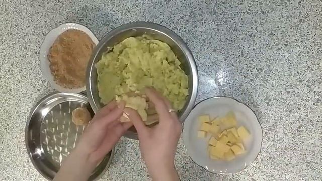 Хрустящие картофельные шарики с сыром во фритюре/Potato balls смотреть онлайн