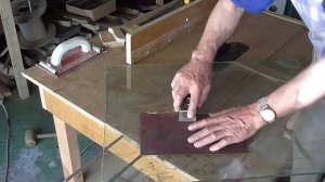 Простейшее приспособление для заточки ножей рубанка и стамесок.