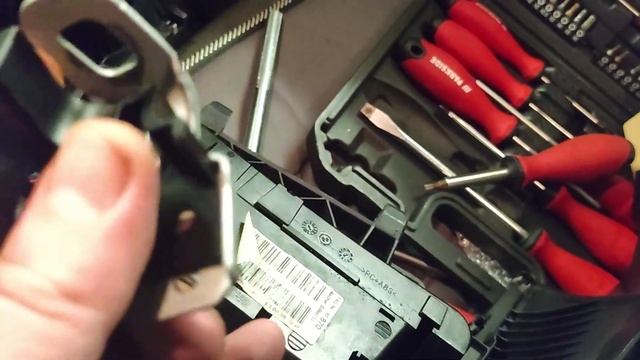 Установка оригинального подстаканника BMW смотреть онлайн