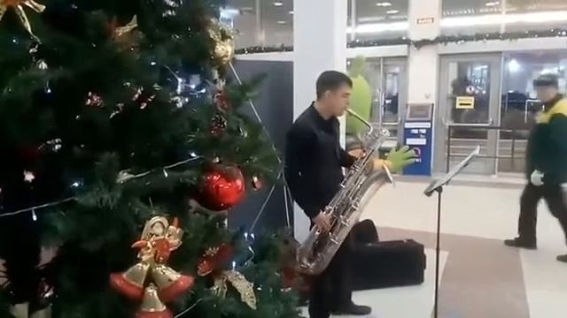 Новогодний саксофон. Артём Бесчетвертных смотреть онлайн