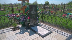 Памятник с лазерной гравировкой портрета на участке с тротуарной плиткой и местом для поминок