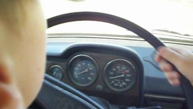 За рулем Павлик 7 лет. По полю из деревни (грунтовка)..MOV смотреть онлайн