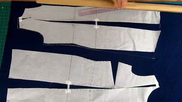 Повторяем детали дизайнерского платья. Моделирование и раскрой оригинального платья.mp4 смотреть онлайн