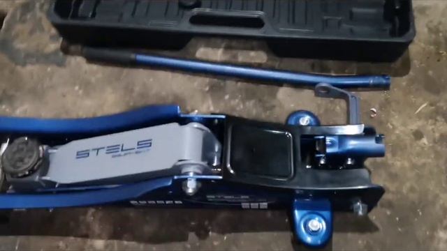 обзор подкатного гидравлического домкрата СТЕЛС 2т смотреть онлайн