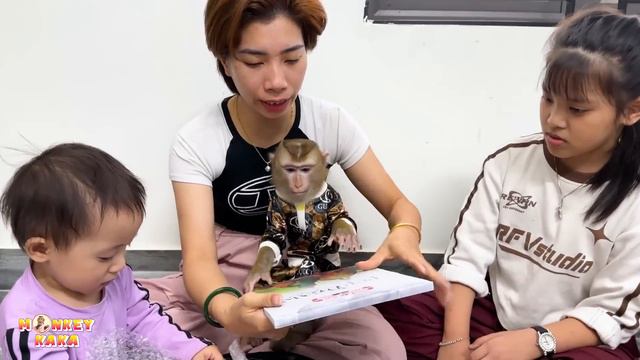 Monkey Kaka's family is happy to receive gifts from the Czech Republic смотреть онлайн