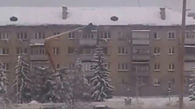В заречном с крыши сбивают сосульки смотреть онлайн