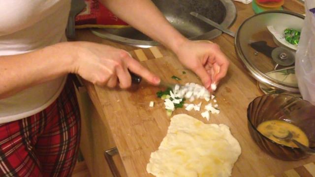 Пирожки с яйцом и луком из замороженного теста смотреть онлайн