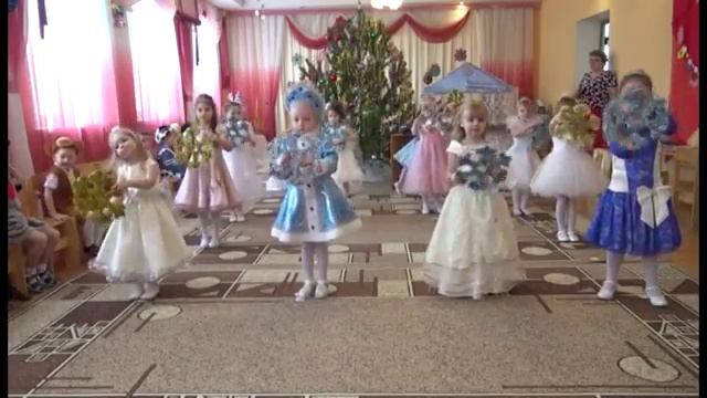 Танец снежинок _Снежные бабочки_ в ср.гр. детского сада.mp4 смотреть онлайн