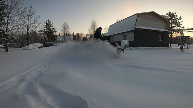 Катаем с сыном на РМ 800... Убираем снег в мороз - 35 С... смотреть онлайн