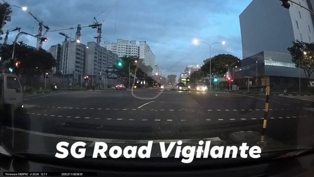 11jul2020 woodland ave 8 comfort taxi making a right turn at a discretionary right turn junction . смотреть онлайн