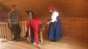 Пасхальные игры. Катание яиц. Игра «Желобок».