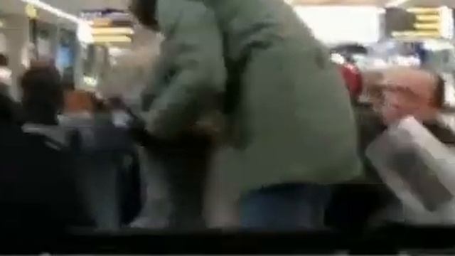 Молодая пара прикололась над спящим мужиком смотреть онлайн